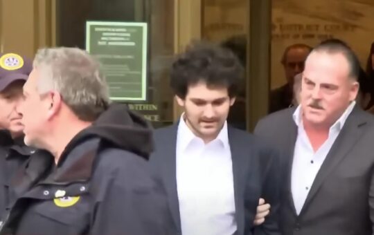 Sam Bankman-Fried Met with Senior Biden Aide Prior to FTX Collapse – What Did They Discuss?