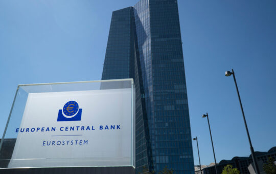 Bitcoin waits for central banks to move before breaking the current range