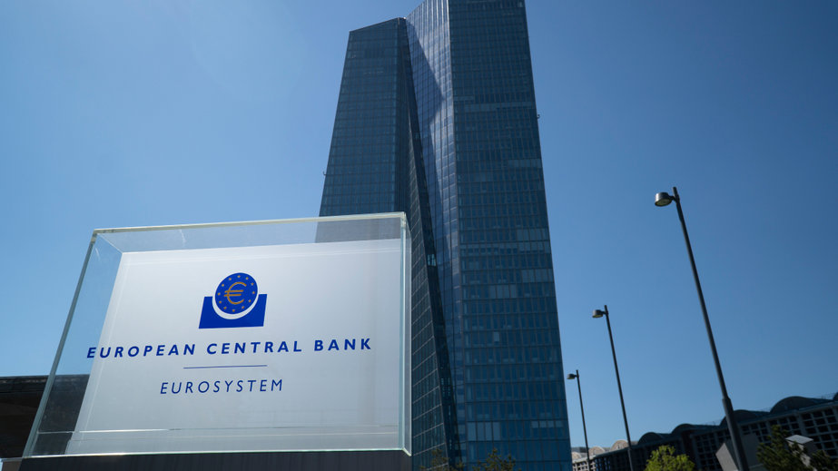 Bitcoin waits for central banks to move before breaking the current range