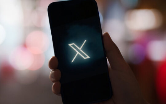 Crypto Community Reacts to Trump and Melania Meme Coins as Market Sinks